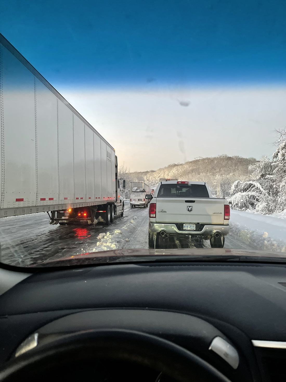 Thượng nghị sĩ Mỹ và hàng ngàn tài xế mắc kẹt 20 tiếng trong xe do bão tuyết - Ảnh 4.