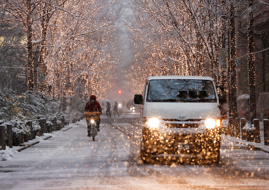 Tuyết rơi bất thường phủ trắng thủ đô Tokyo, tàu xe trễ nải nhưng dân thích - Ảnh 4.