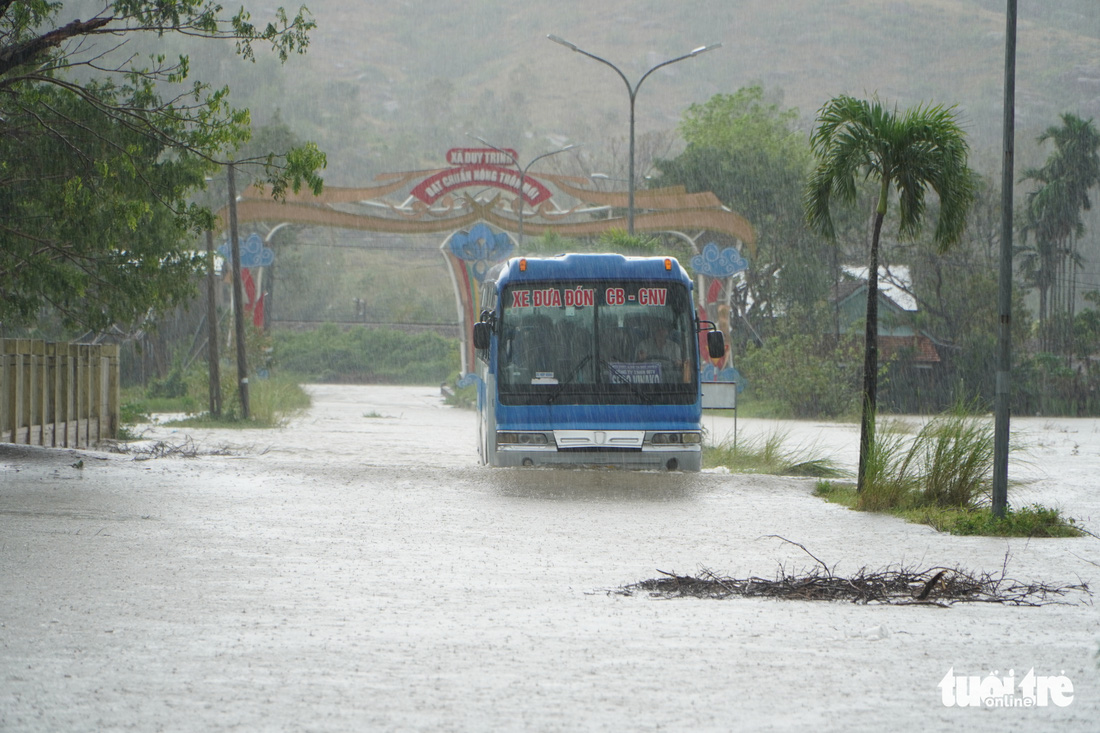 Quảng Nam mưa trắng trời, hai người dân mất tích khi vượt sông - Ảnh 1.
