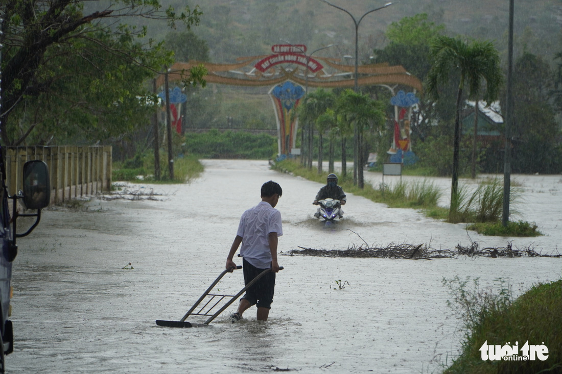 Quảng Nam mưa trắng trời, hai người dân mất tích khi vượt sông - Ảnh 6.