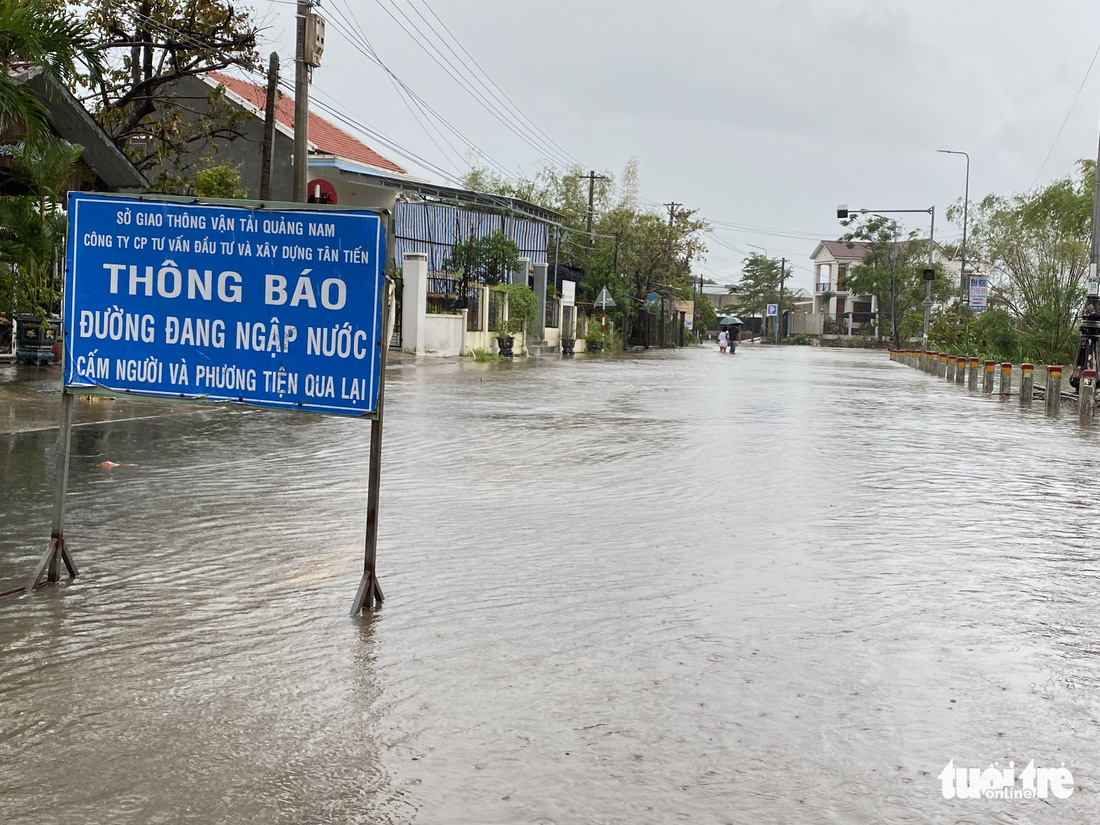Quảng Nam mưa trắng trời, hai người dân mất tích khi vượt sông - Ảnh 3.