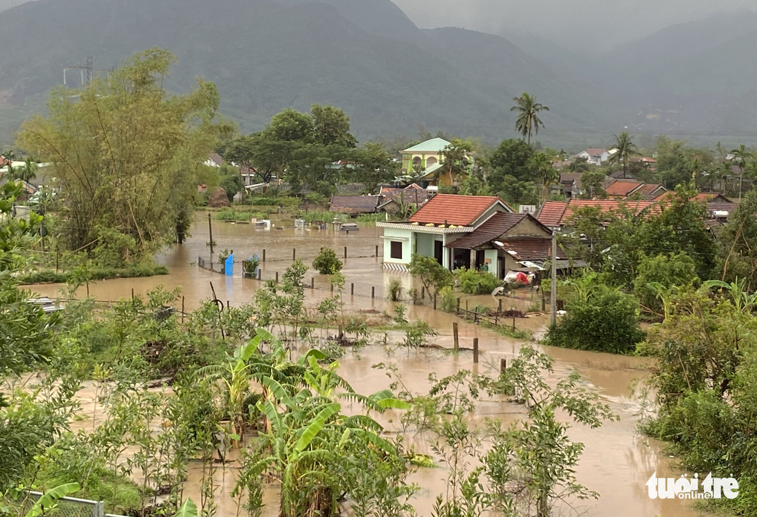 Quảng Nam: Sông Thu Bồn đã làm ngập khu dân cư, sông Vu Gia đang lên nhanh - Ảnh 1.