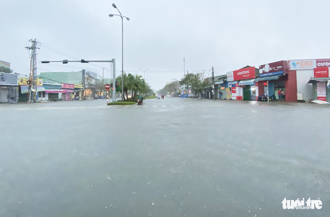 Quảng Nam: Sông Thu Bồn đã làm ngập khu dân cư, sông Vu Gia đang lên nhanh - Ảnh 2.