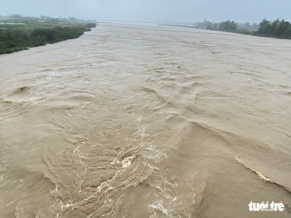 Quảng Nam: Sông Thu Bồn đã làm ngập khu dân cư, sông Vu Gia đang lên nhanh - Ảnh 9.