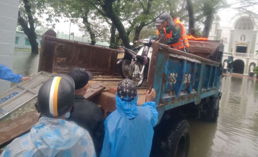 Quảng Nam: Sông Thu Bồn đã làm ngập khu dân cư, sông Vu Gia đang lên nhanh - Ảnh 8.