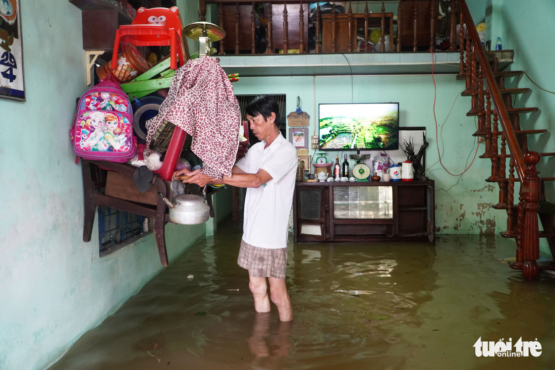 Nước sông dâng cao, dân Quảng Nam lại vất vả chạy lũ - Ảnh 2.