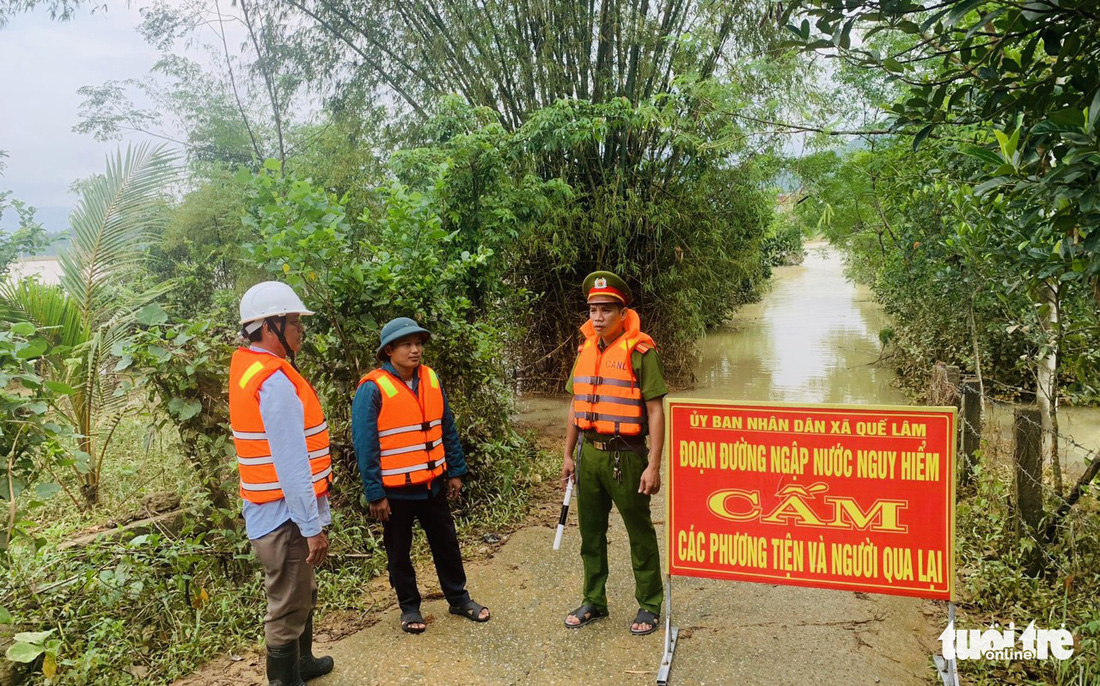 Nước sông dâng cao, dân Quảng Nam lại vất vả chạy lũ - Ảnh 13.