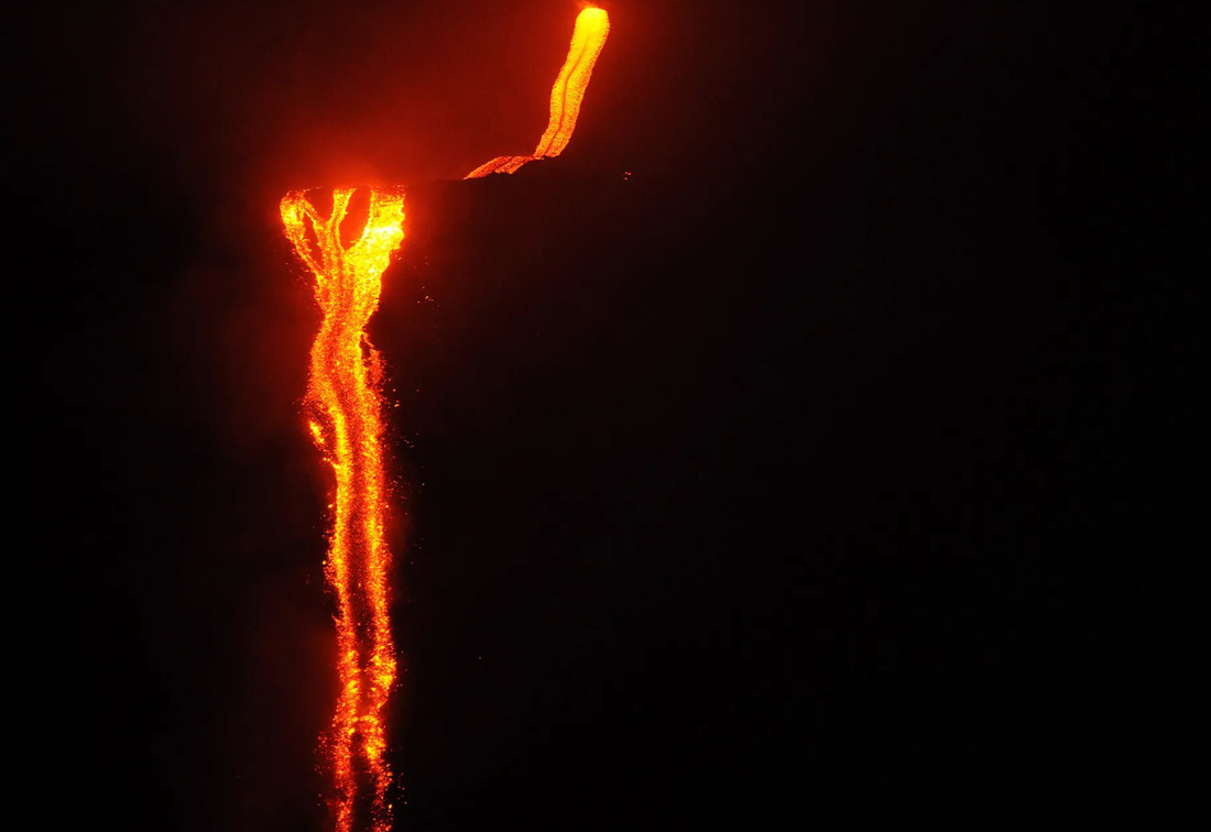 Dòng dung nham khổng lồ từ núi lửa Stromboli - Ảnh 4.