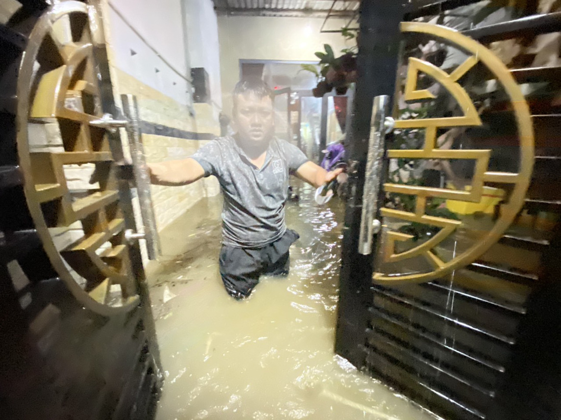 Mưa như trút nước, người Đà Nẵng lội nước từ trong nhà ra ngoài đường - Ảnh 4.