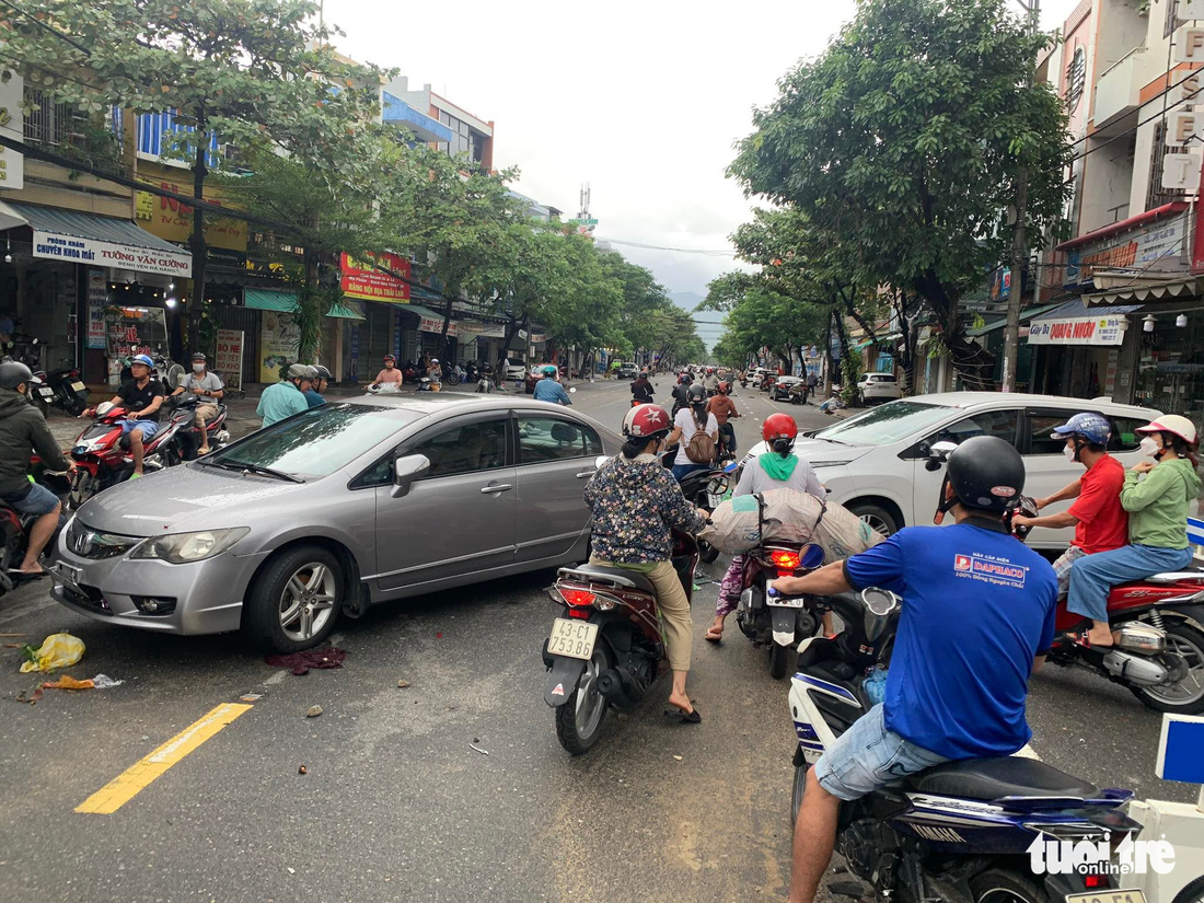 Sáng sớm 15-10, hàng ngàn xe hơi nằm la liệt trên đường Đà Nẵng - Ảnh 3.