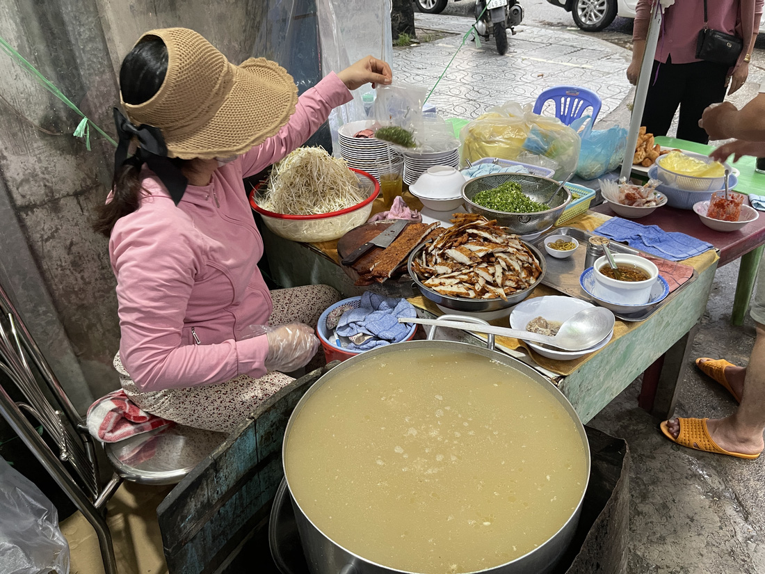 Tô cháo chả nóng hổi giữa trời chiều Phú Quốc  - Ảnh 6.