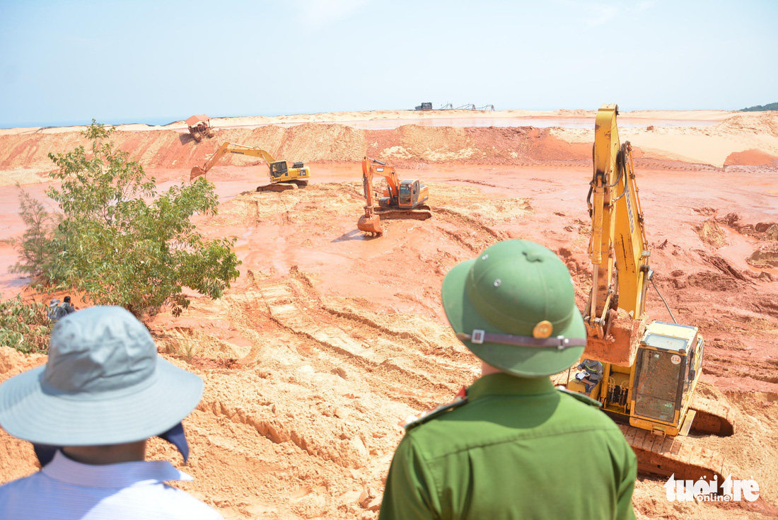 Hiện trường bới bùn cát tìm 3 công nhân mất tích vụ sập mỏ titan - Ảnh 4.