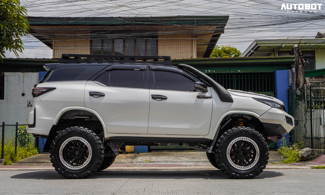 Toyota Fortuner độ hầm hố, biến thành ‘quái vật offroad’, ghế như siêu xe - Ảnh 4.