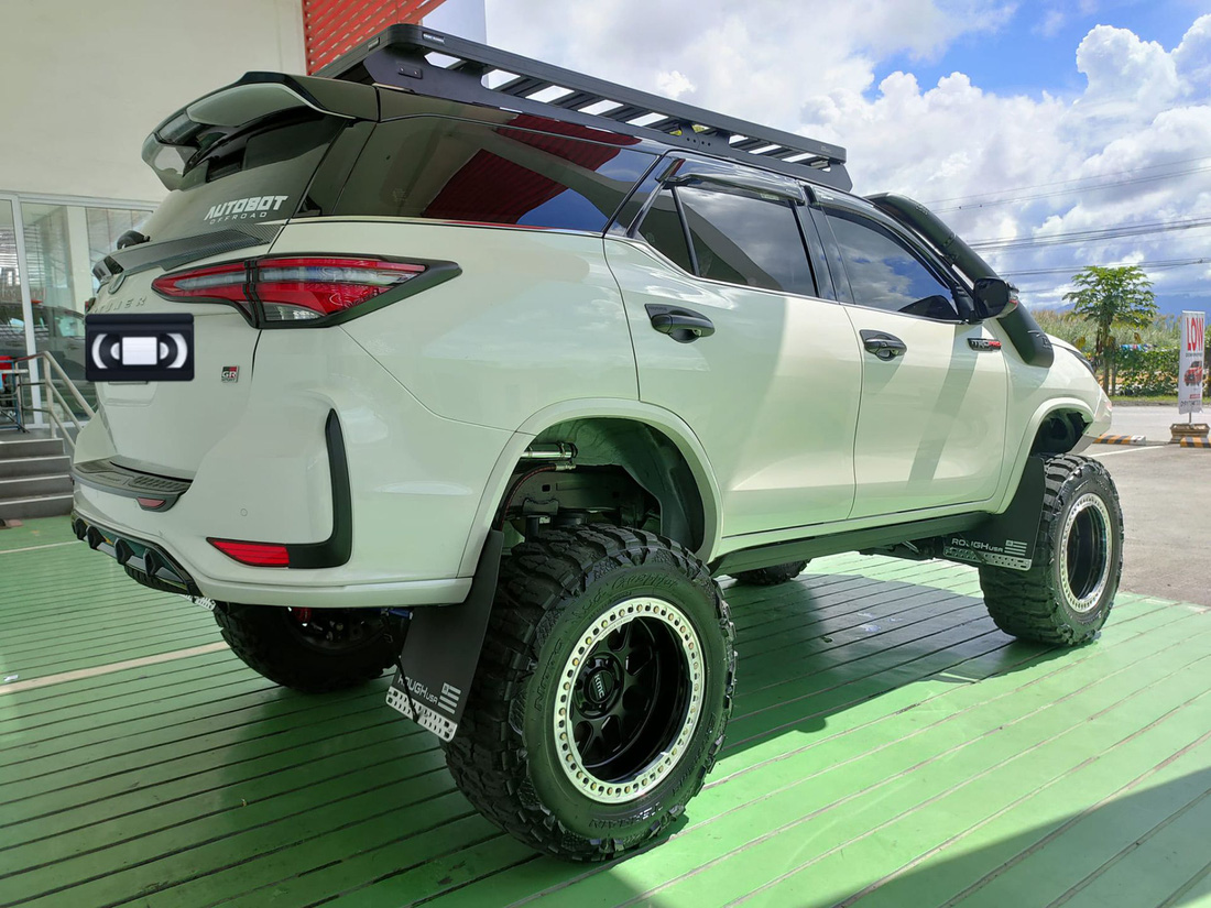 Toyota Fortuner độ hầm hố, biến thành ‘quái vật offroad’, ghế như siêu xe - Ảnh 8.