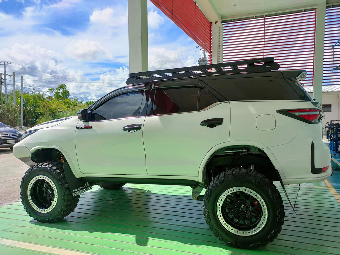 Toyota Fortuner độ hầm hố, biến thành ‘quái vật offroad’, ghế như siêu xe - Ảnh 9.