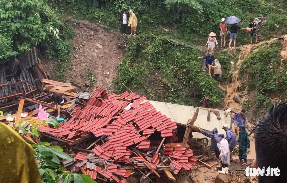 Lũ quét ở huyện biên giới Nghệ An cuốn trôi nhiều ô tô, nhà dân bị đổ sập - Ảnh 9.