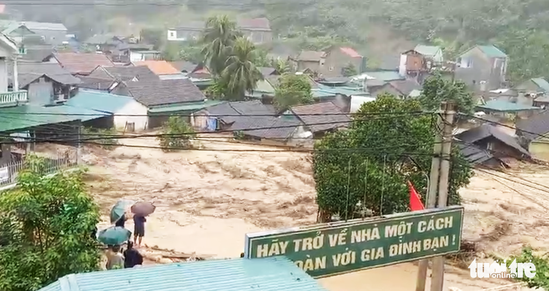 Lũ quét ở huyện biên giới Nghệ An cuốn trôi nhiều ô tô, nhà dân bị đổ sập - Ảnh 1.