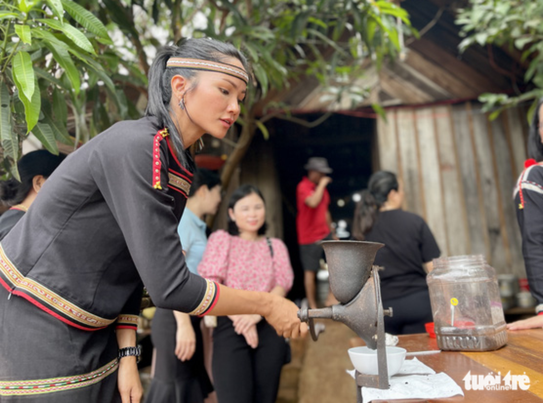 H’Hen Niê đi chợ, mời phở người dân buôn làng ở Đắk Lắk - Ảnh 8.