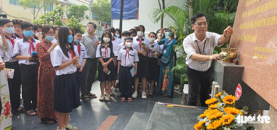 Học sinh thích thú học lịch sử ở căn cứ Biệt động Sài Gòn - Ảnh 1.
