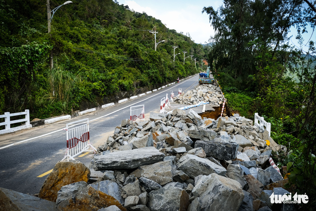 Khẩn trương khắc phục sạt lở đường lên bán đảo Sơn Trà, nối lại hoạt động tham quan - Ảnh 3.