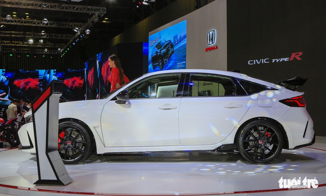 Honda Civic Type R - Xe số sàn nhưng phanh tay điện tử duy nhất tại VMS 2022 - Ảnh 2.