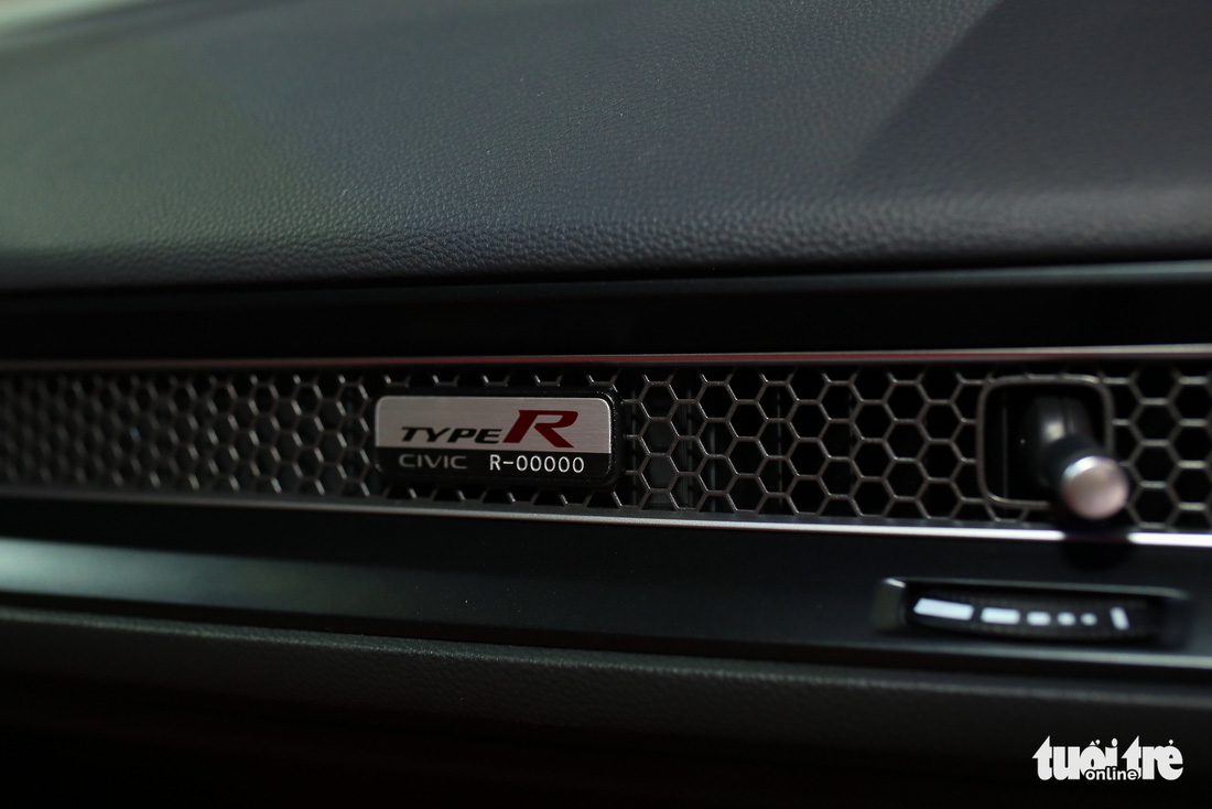 Honda Civic Type R - Xe số sàn nhưng phanh tay điện tử duy nhất tại VMS 2022 - Ảnh 13.
