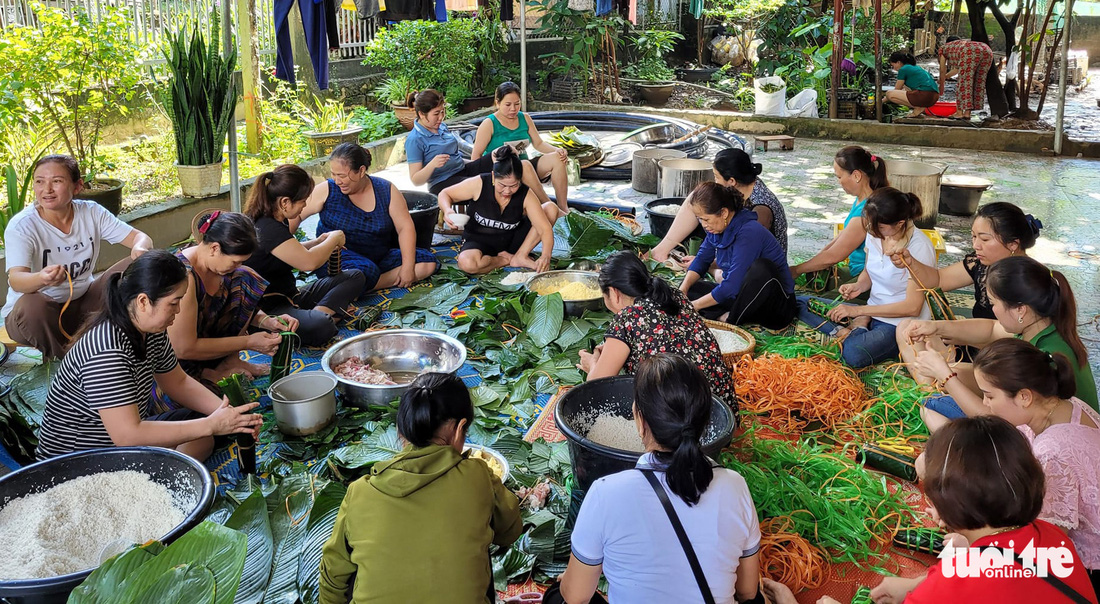 Xuyên đêm nấu xôi, gói bánh gửi bà con vùng lũ quét - Ảnh 1.