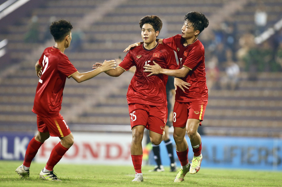 U17 Việt Nam thắng đậm trong ngày ra quân vòng loại U17 châu Á 2023 - Ảnh 3.