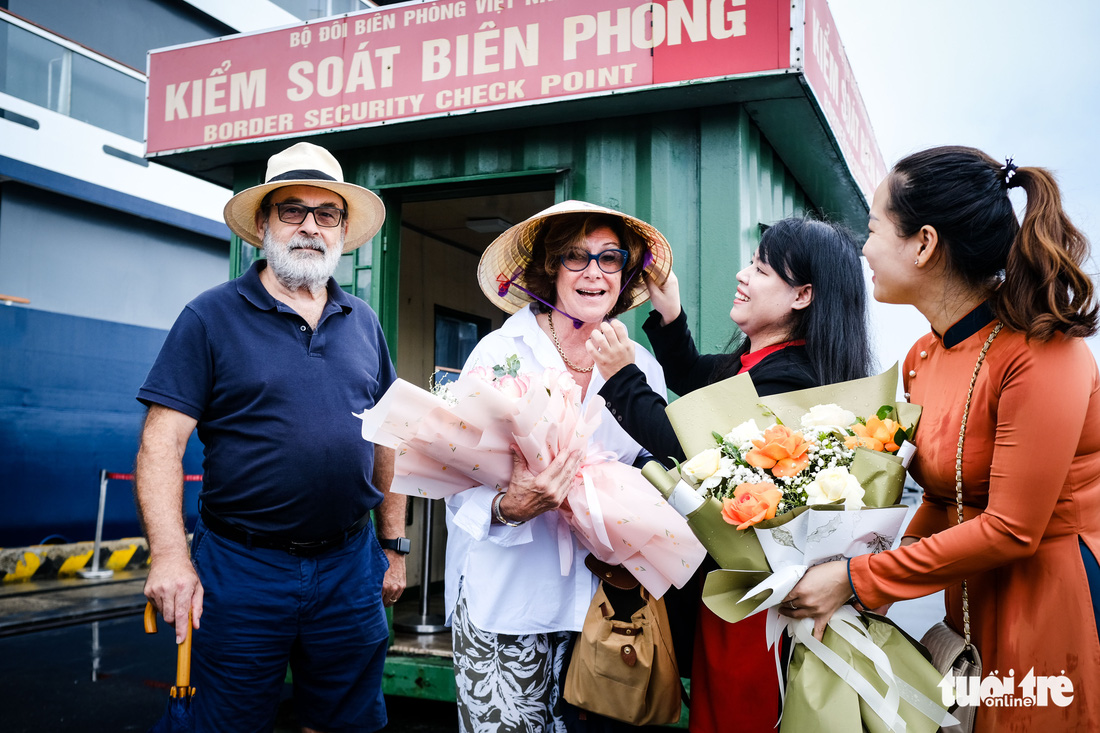 Tàu khách đầu tiên ‘phá băng’ du lịch đường biển cập bờ Đà Nẵng - Ảnh 8.