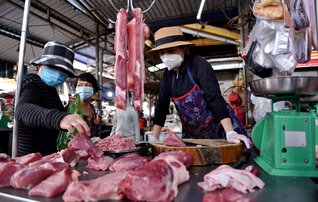 Người dân mua thịt heo trong chợ tại TP.HCM - Ảnh: NGỌC PHƯỢNG
