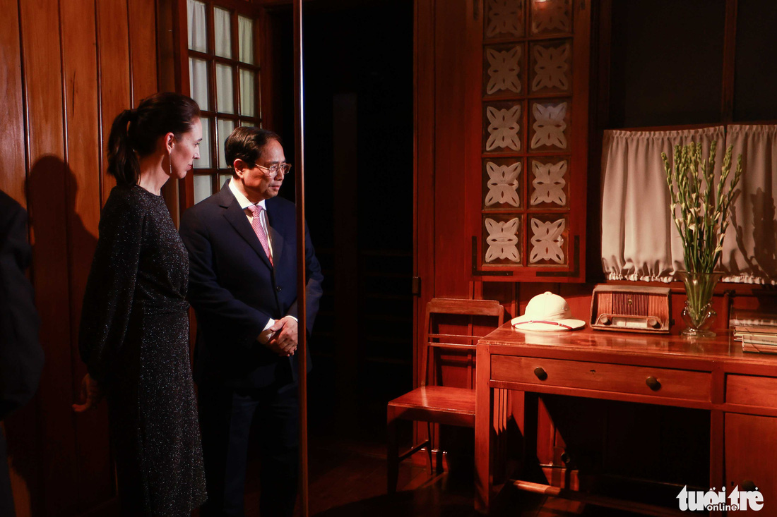 Thủ tướng Phạm Minh Chính hái bưởi Diễn tặng Thủ tướng New Zealand Jacinda Ardern - Ảnh 1.