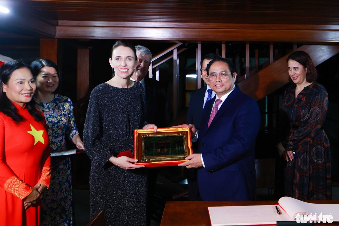 Thủ tướng Phạm Minh Chính hái bưởi Diễn tặng Thủ tướng New Zealand Jacinda Ardern - Ảnh 2.