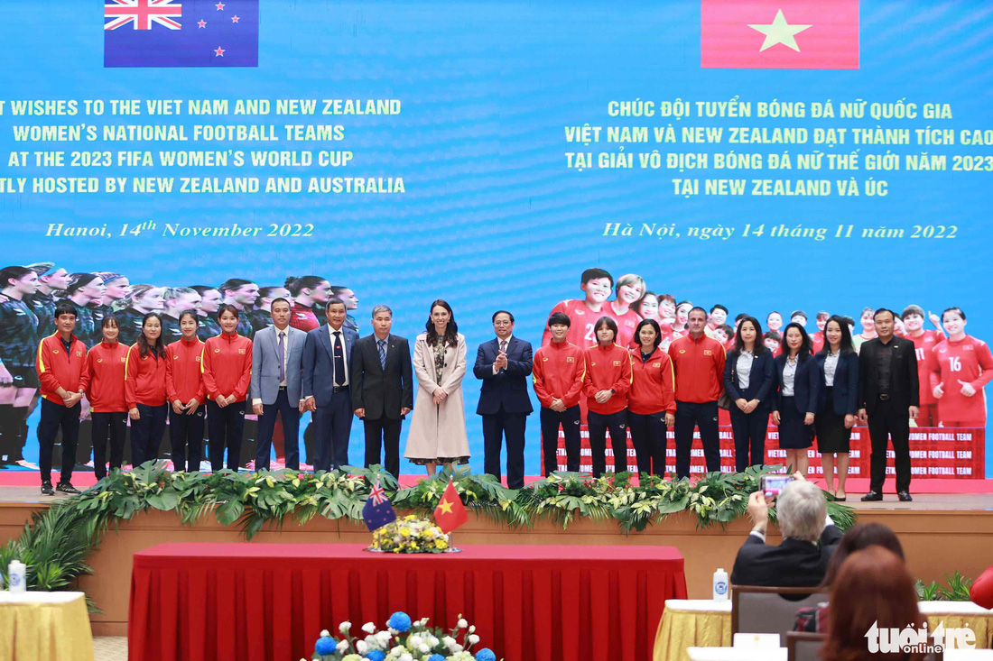 Thủ tướng Phạm Minh Chính tặng áo tuyển nữ Việt Nam cho Thủ tướng New Zealand - Ảnh 4.