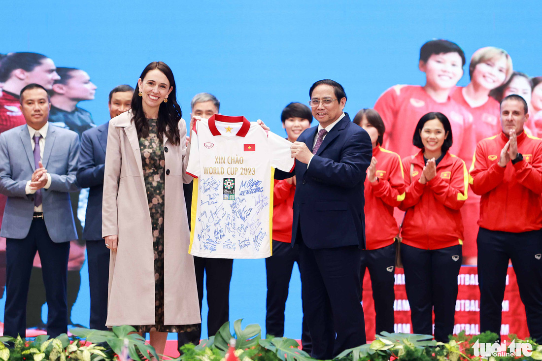 Thủ tướng Phạm Minh Chính tặng áo tuyển nữ Việt Nam cho Thủ tướng New Zealand - Ảnh 1.