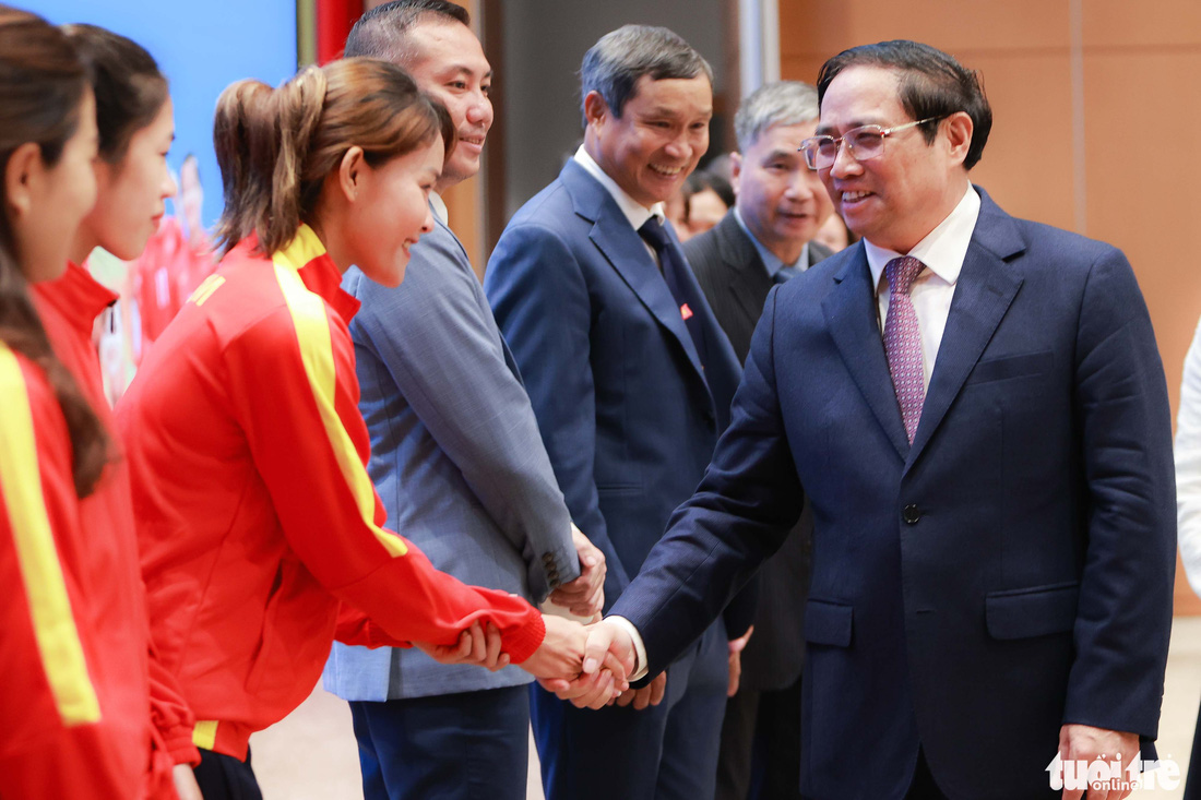 Thủ tướng Phạm Minh Chính tặng áo tuyển nữ Việt Nam cho Thủ tướng New Zealand - Ảnh 3.