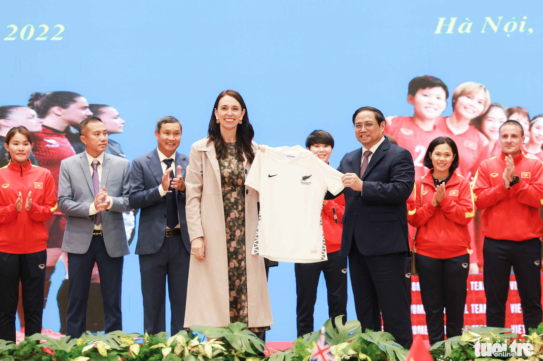 Thủ tướng Phạm Minh Chính tặng áo tuyển nữ Việt Nam cho Thủ tướng New Zealand - Ảnh 2.