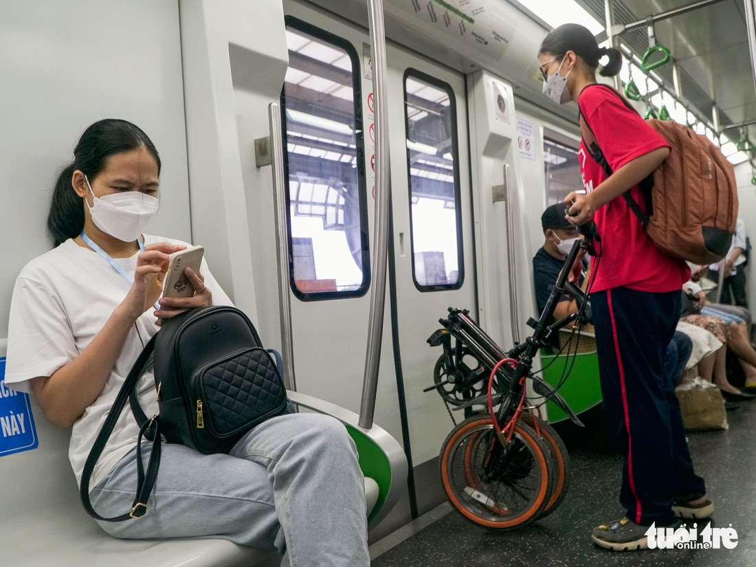 Nhiều người chuyển sang đi tàu metro vì không phải xếp hàng đổ xăng - Ảnh 4.