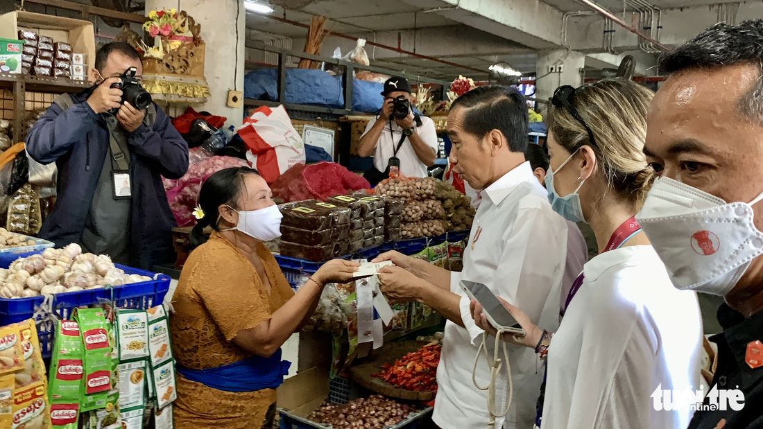 Tổng thống Indonesia Joko Widodo xuống chợ đo lạm phát, dân Bali cuồng nhiệt đón mừng - Ảnh 5.