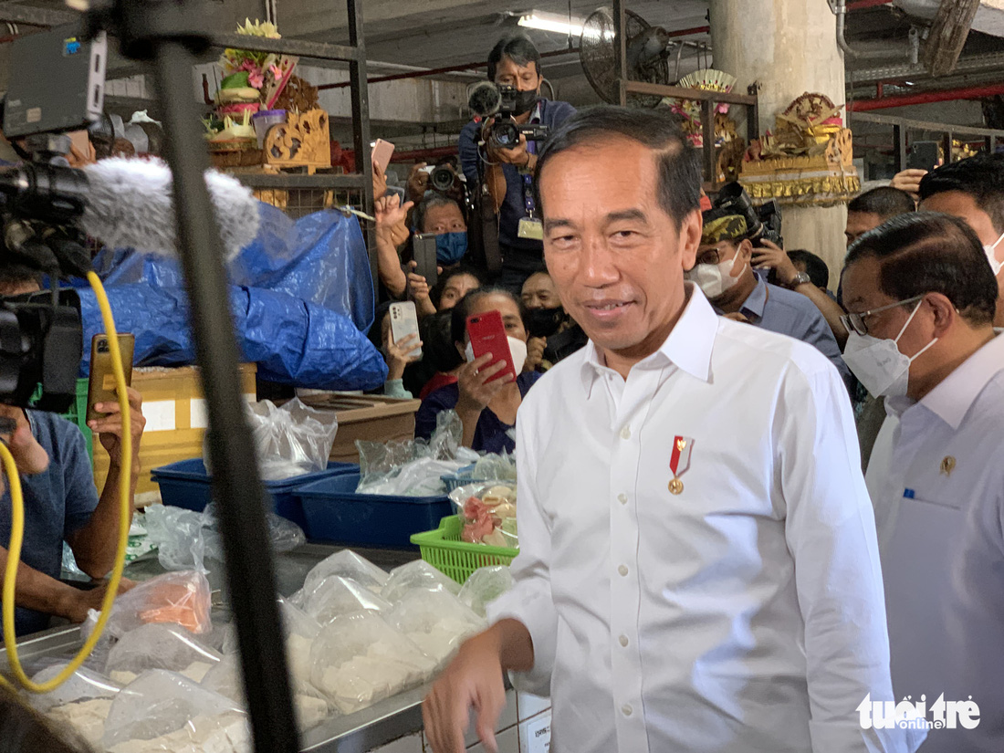 Tổng thống Indonesia Joko Widodo xuống chợ đo lạm phát, dân Bali cuồng nhiệt đón mừng - Ảnh 4.