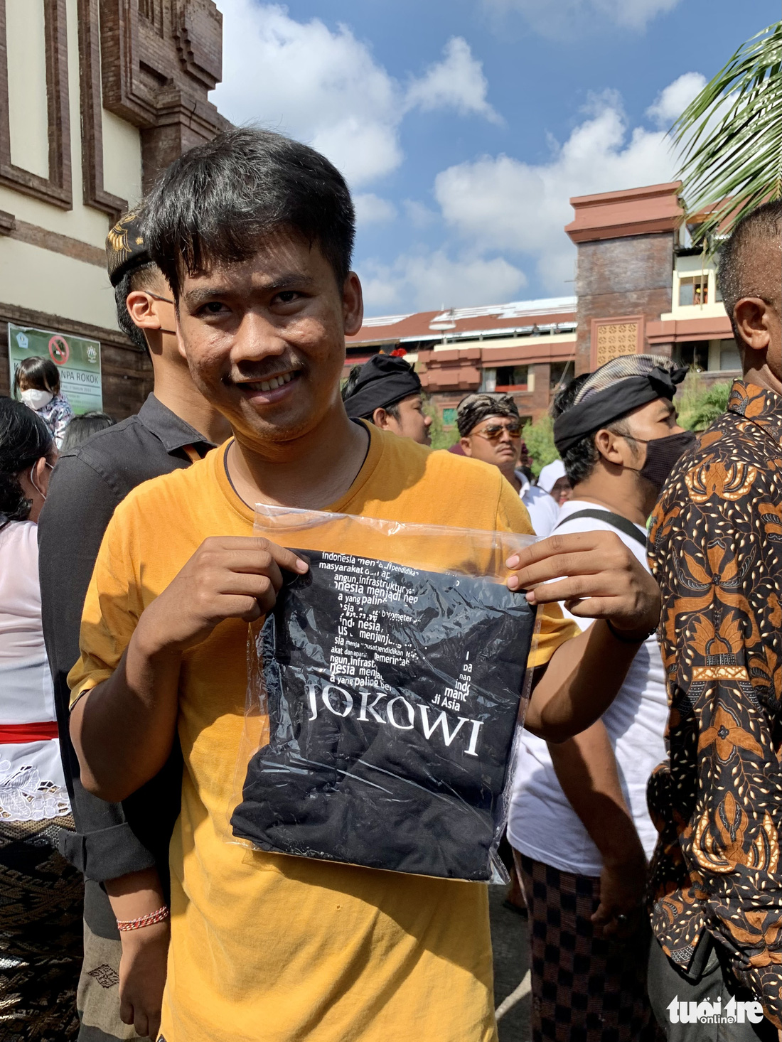 Tổng thống Indonesia Joko Widodo xuống chợ đo lạm phát, dân Bali cuồng nhiệt đón mừng - Ảnh 8.