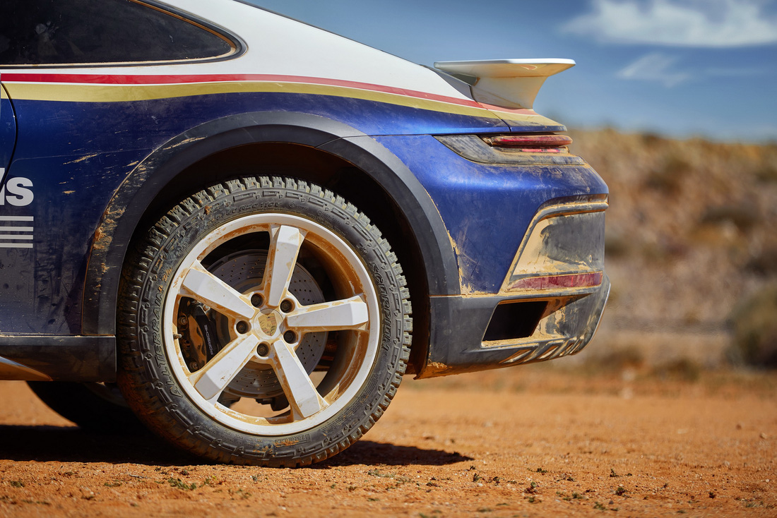 Porsche 911 Dakar ra mắt: Xe sang của nhà giàu thích nghịch cát - Ảnh 14.