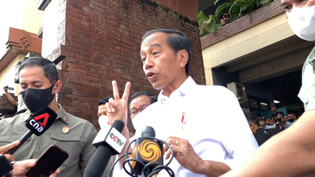 Tổng thống Indonesia Joko Widodo xuống chợ đo lạm phát, dân Bali cuồng nhiệt đón mừng - Ảnh 1.