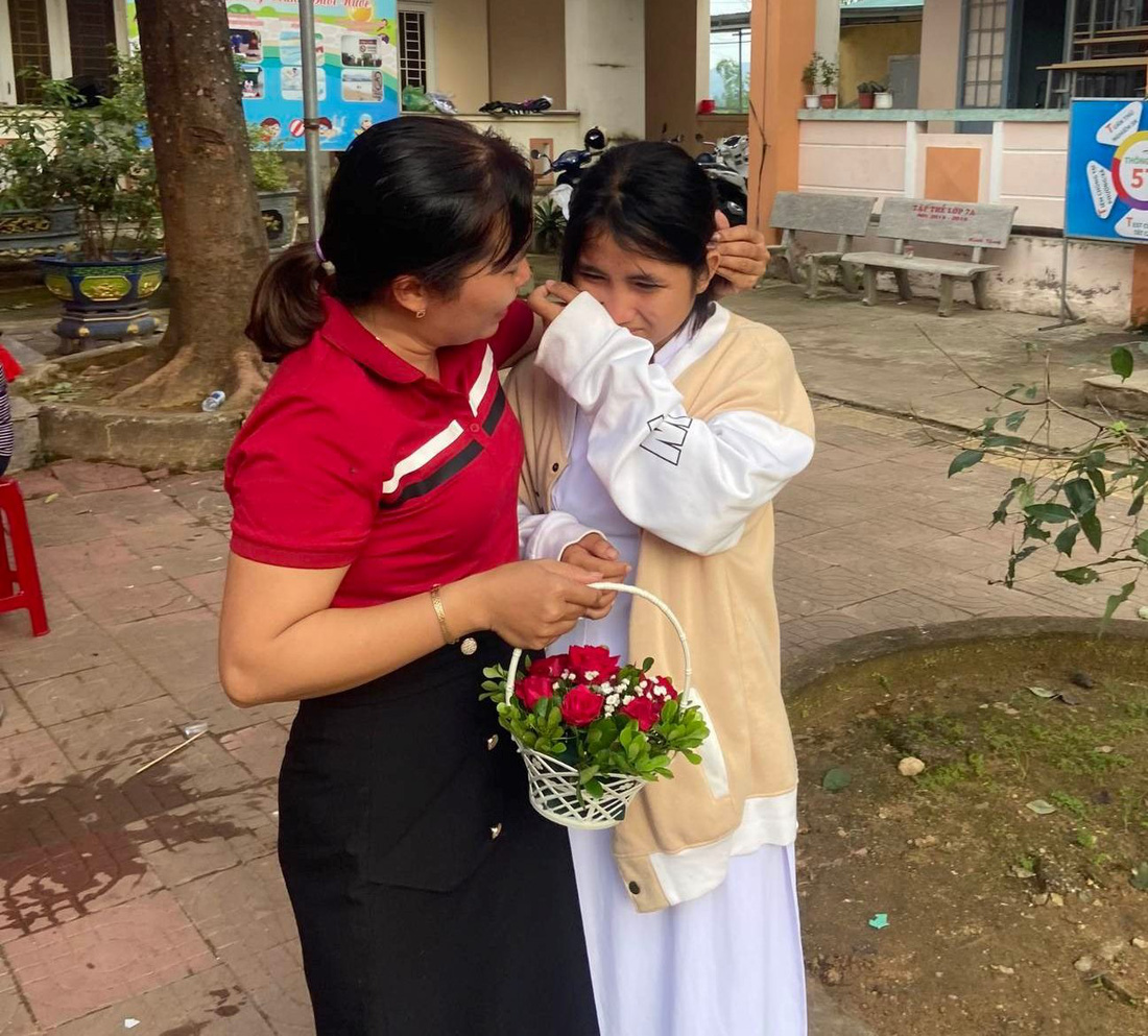 Xúc động cô học trò mồ côi nghẹn ngào khi tặng hoa cô giáo cũ - Ảnh 1.
