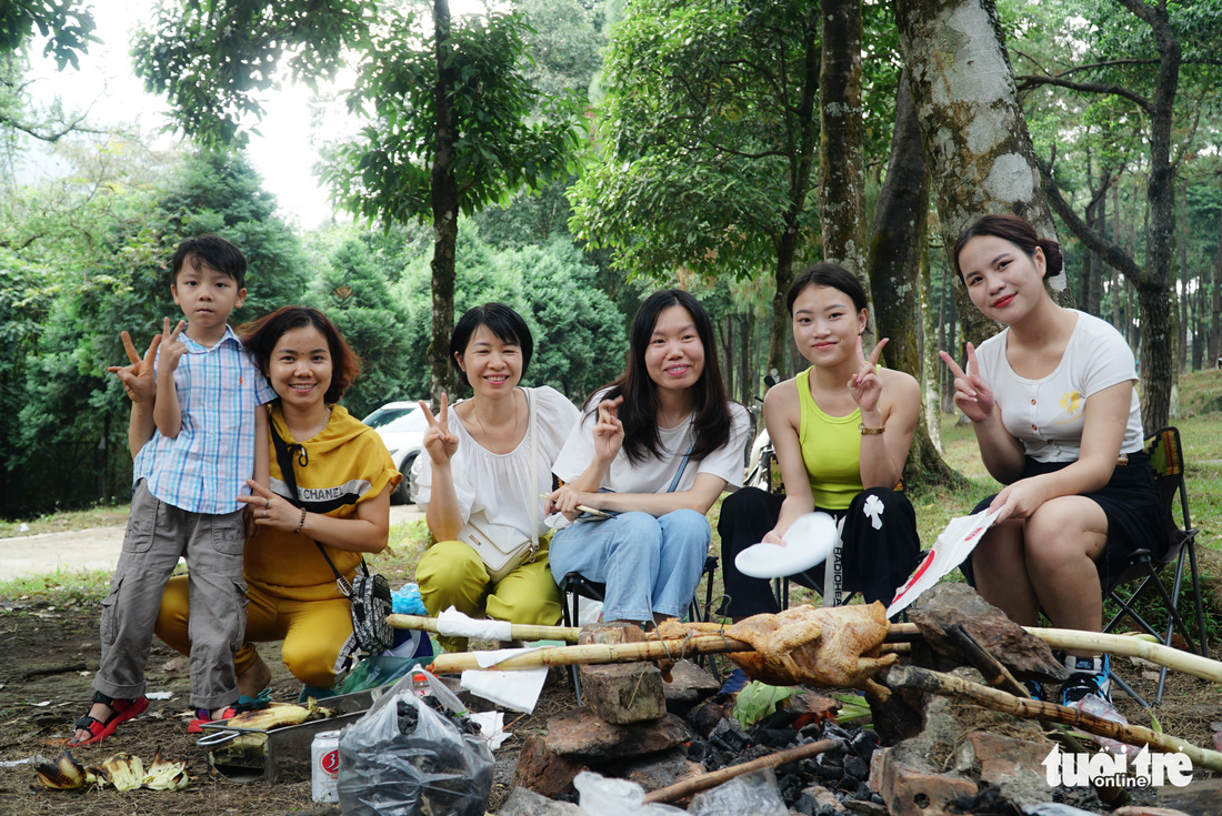 Người dân thủ đô lên rừng thông Ba Vì cắm trại, ngắm ‘con đường Hàn Quốc’ - Ảnh 4.