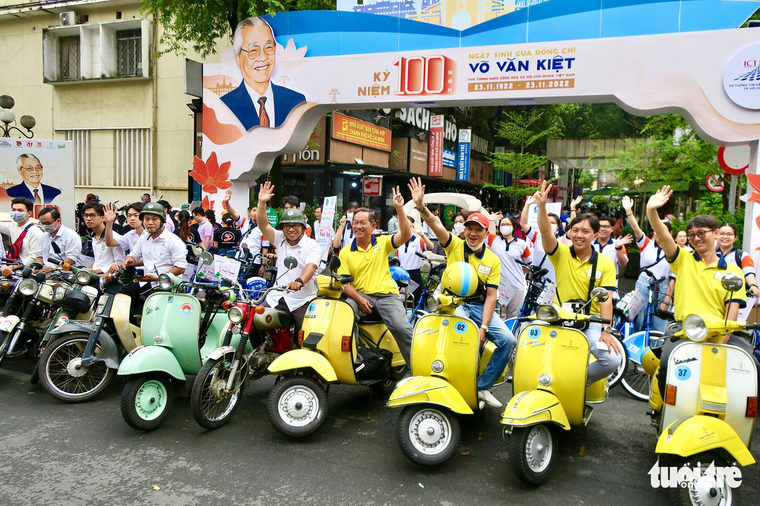 Áo dài, xe cổ diễu hành kỷ niệm Ngày Di sản văn hóa Việt Nam - Ảnh 1.