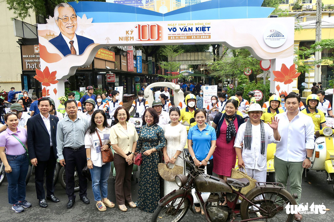 Áo dài, xe cổ diễu hành kỷ niệm Ngày Di sản văn hóa Việt Nam - Ảnh 5.