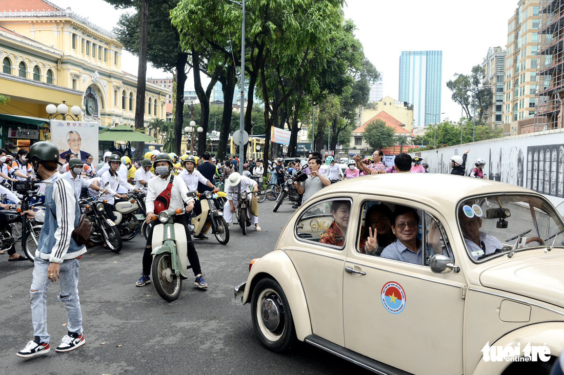 Áo dài, xe cổ diễu hành kỷ niệm Ngày Di sản văn hóa Việt Nam - Ảnh 6.