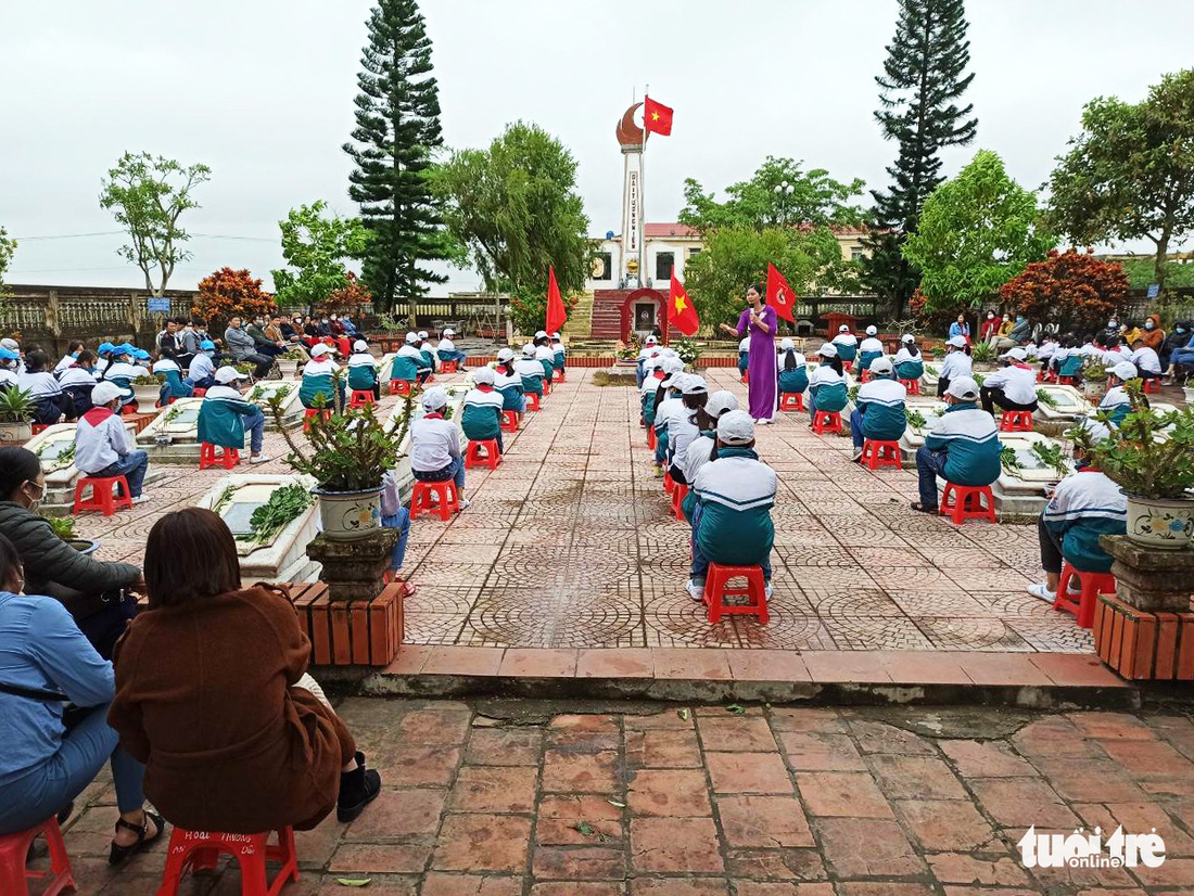 Nghĩa trang hình lớp học tưởng nhớ cô giáo và 30 học trò sau trận bom kinh hoàng - Ảnh 1.