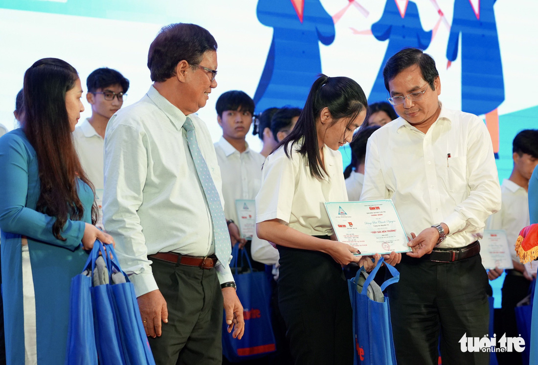 Ngày Nhà giáo Việt Nam, trao yêu thương trong từng suất học bổng - Ảnh 13.