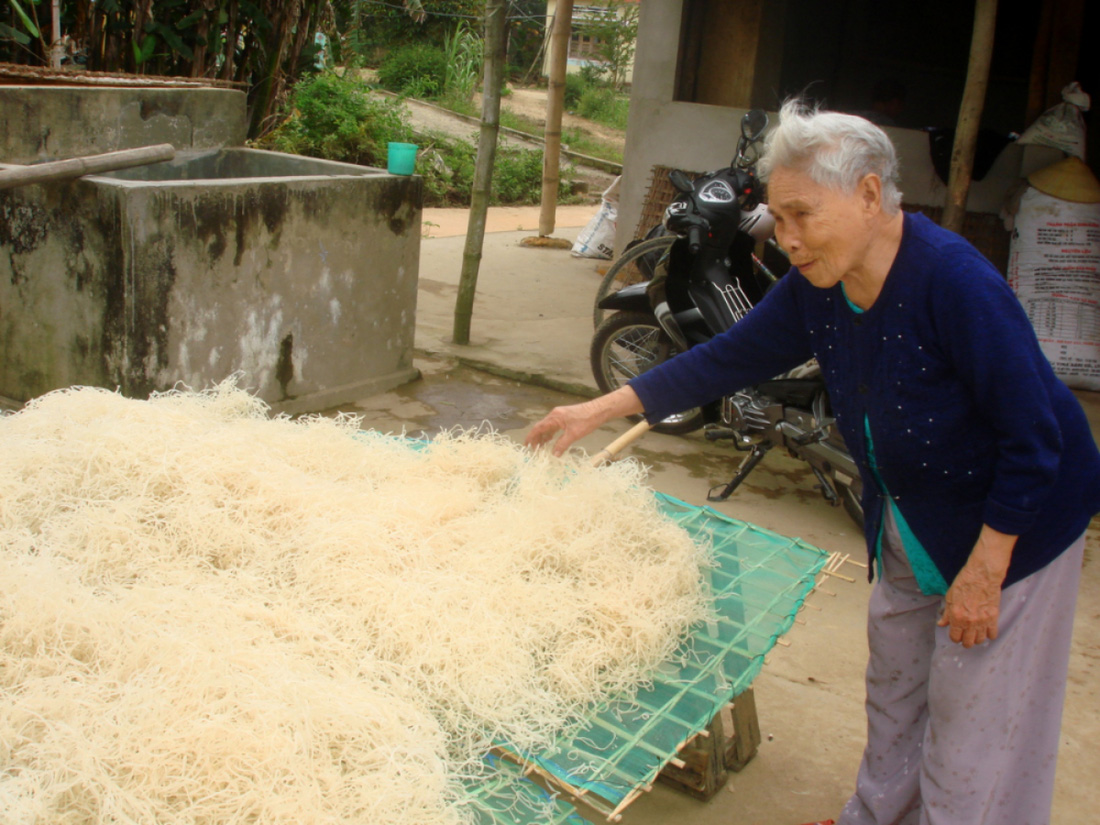 Tôi vẫn thường mơ thấy dáng mẹ lom khom phơi mì nơi miền quê một thời nghèo khó.